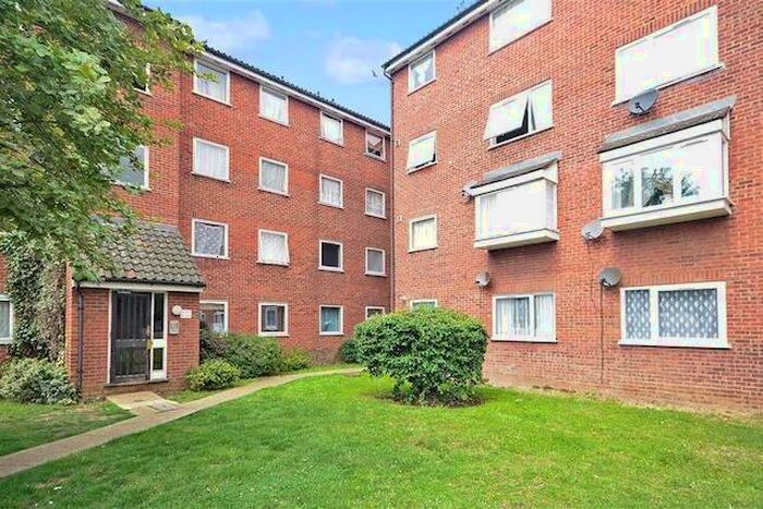 2 Bedroom Flat To Rent In Gurney Close, Barking, Essex, IG11