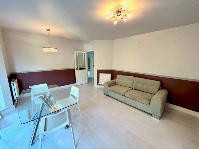 2 Bedroom Apartment To Rent In Halliard Court, Barquentine Place, CF10