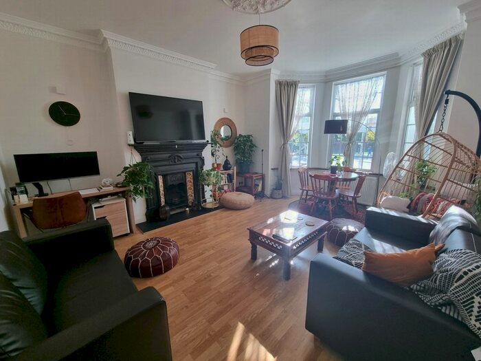 2 Bedroom Flat To Rent In Hale Lane, Mill Hill, NW7