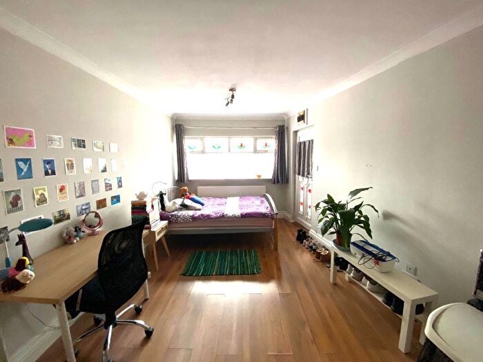 1 Bedroom Studio To Rent In Hardwicke Avenue, Hounslow, TW5