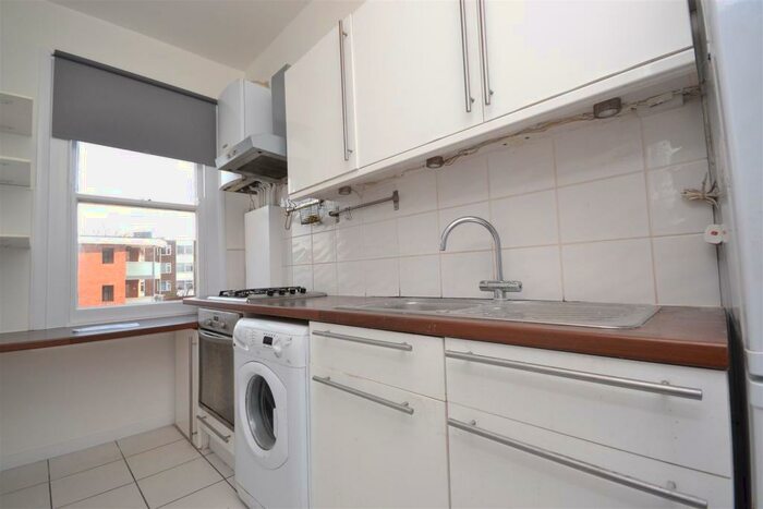 2 Bedroom Apartment To Rent In Maidstone Road, Bounds Green, N11