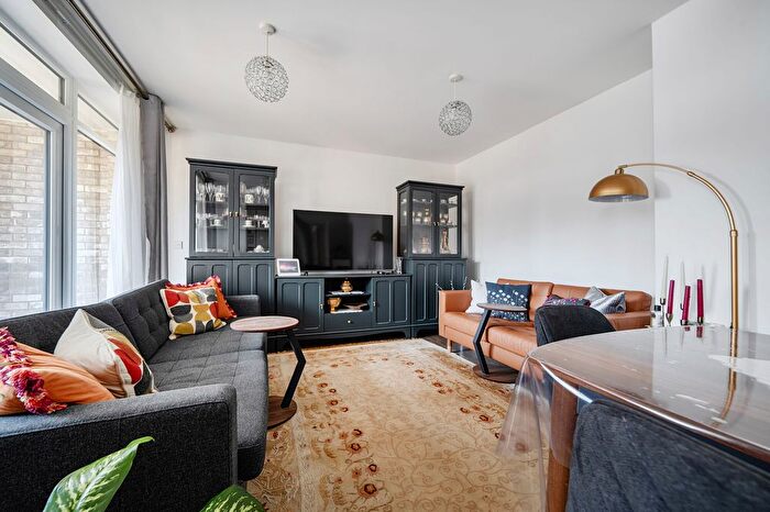 2 Bedroom Flat For Sale In Dollis Valley Drive, High Barnet, EN5