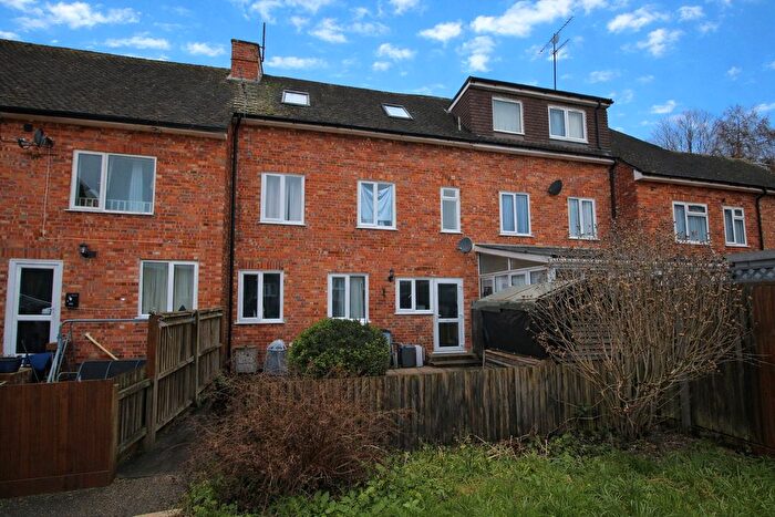 2 Bedroom Flat To Rent In Edward Road, Alton, Hampshire, GU34