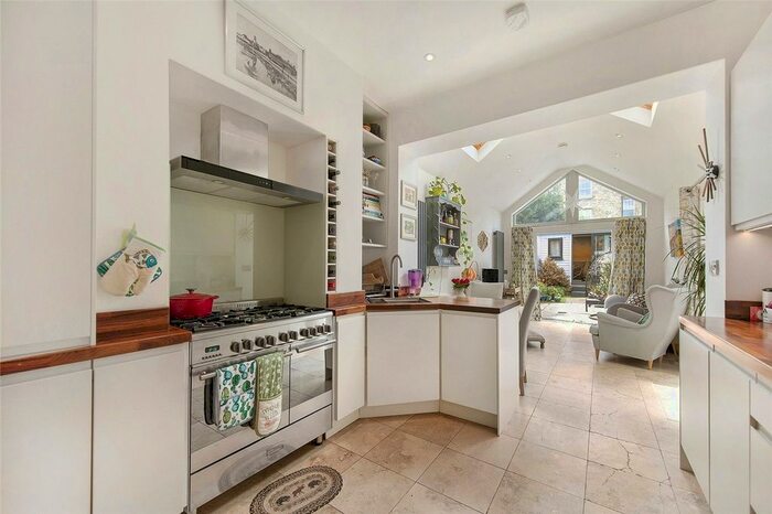 2 Bedroom Flat To Rent In Cromford Road, London, SW18