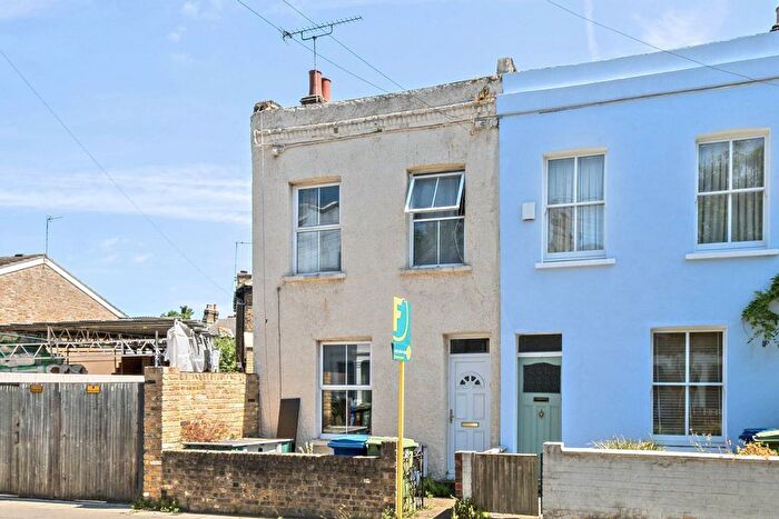 2 Bedroom End Of Terrace House To Rent In Bellenden Road, Peckham, London, SE15