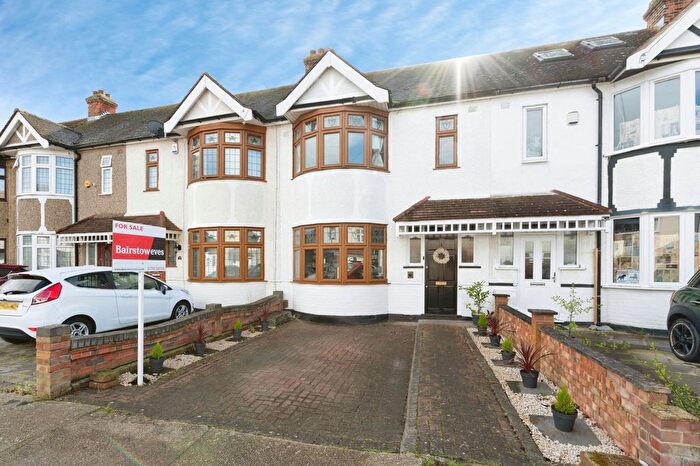 3 Bedroom Terraced House For Sale In Dunmow Drive, Rainham, RM13