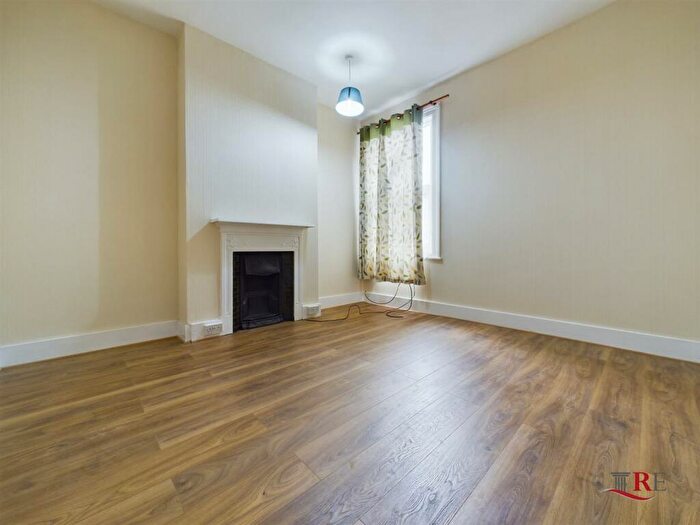 3 Bedroom Flat To Rent In Temple Road, London, NW2