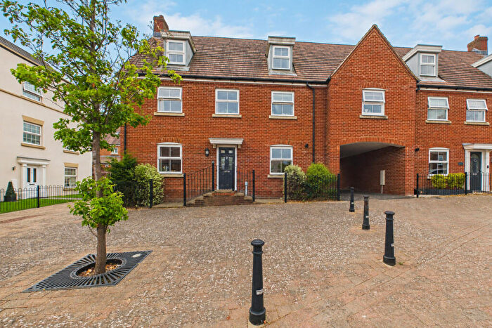5 Bedroom Link Detached House For Sale In Shearwater Road, Hemel Hempstead, HP3