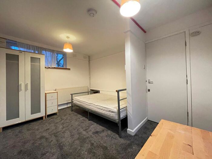 Flat To Rent In Chapel Lane, Headingley, Leeds, LS6