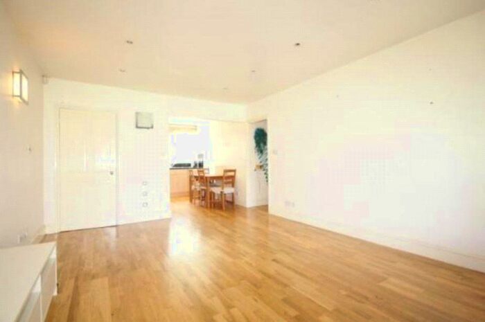 2 Bedroom Flat To Rent In Oxford Court, Wellesley Road, W4