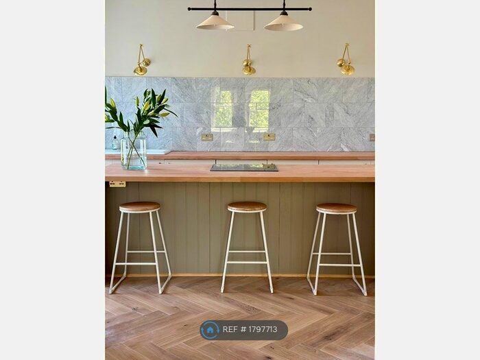 2 Bedroom Flat To Rent In Sherwood Court, Eastbourne, BN21