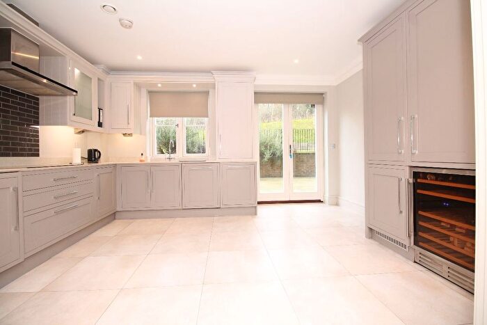 2 Bedroom Flat To Rent In Repton Court, Willoughby Lane, Bromley, BR1