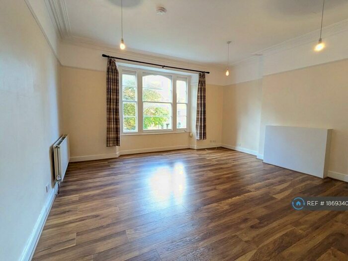 3 Bedroom Flat To Rent In Cambridge Park, Bristol, BS6