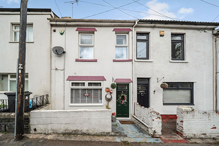 3 Bedroom Terraced House For Sale In Radnor Street, Kingshill, Swindon, SN1