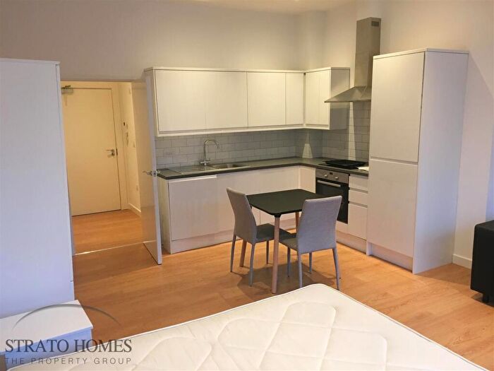 Flat To Rent In Bath Road, Slough, SL1