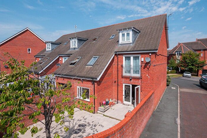 5 Bedroom Property For Sale In Badger Road, West Timperley, WA14