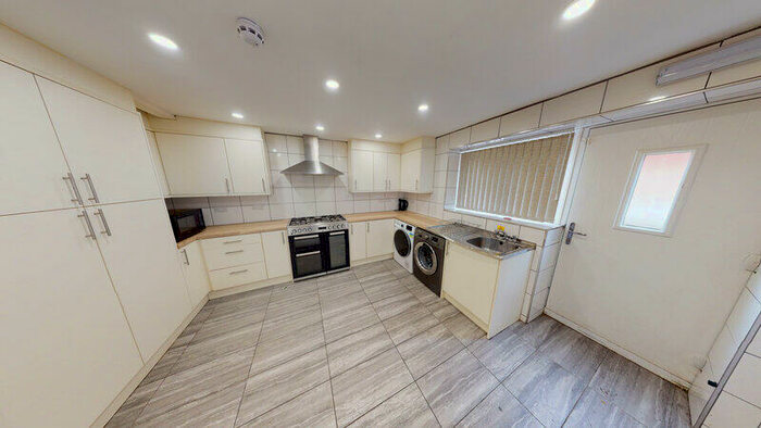 8 Bedroom Terraced House To Rent In Queens Road, Hyde Park, Leeds, LS6