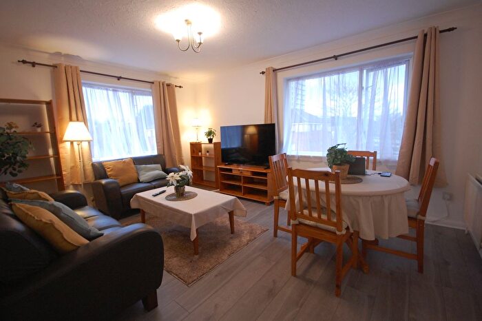 2 Bedroom Flat To Rent In Chaseley Drive, London, W4