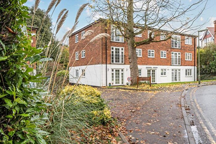 2 Bedroom Flat For Sale In Lower Edgeborough Road, Guildford, GU1