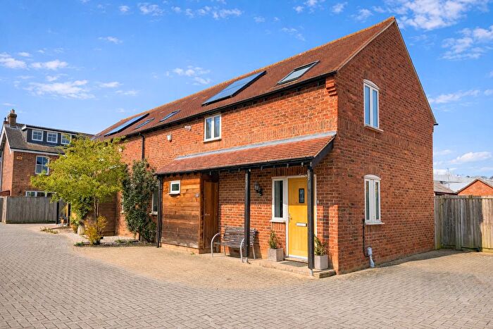 3 Bedroom Semi Detached House For Sale In Bambrook Mews, Thame, OX9