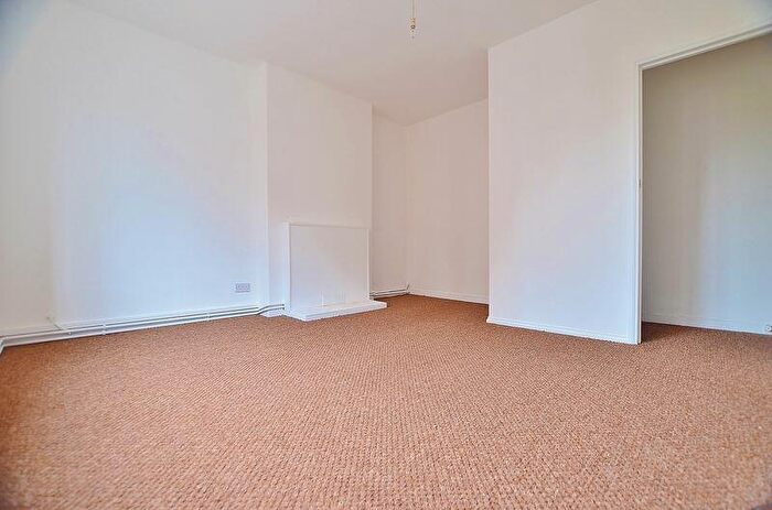3 Bedroom Flat To Rent In Morning Lane, Homerton, E9