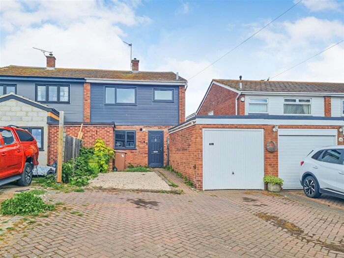3 Bedroom Semi-Detached House For Sale In Avery Way, Allhallows, Rochester, ME3