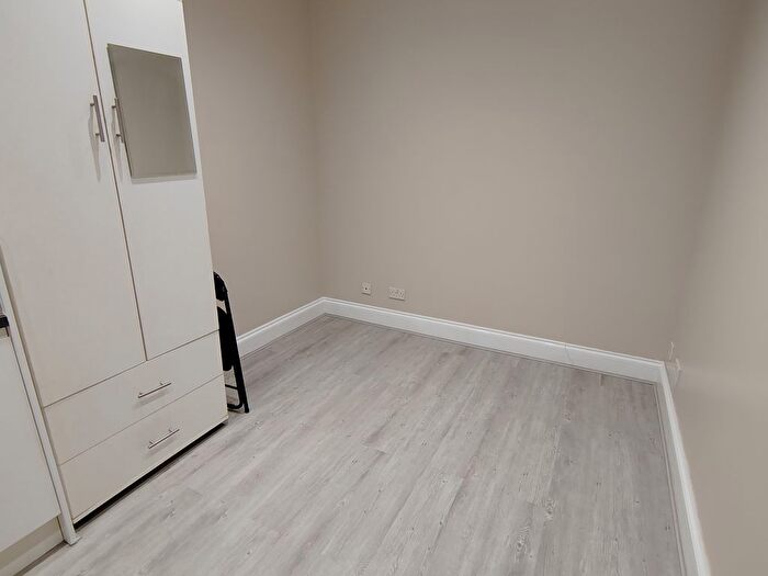 Studio To Rent In West Hendon Broadway, London, NW9