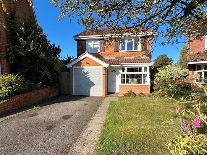 3 Bedroom Detached House For Sale In Fulmar Close, Kempshott, Basingstoke, RG22