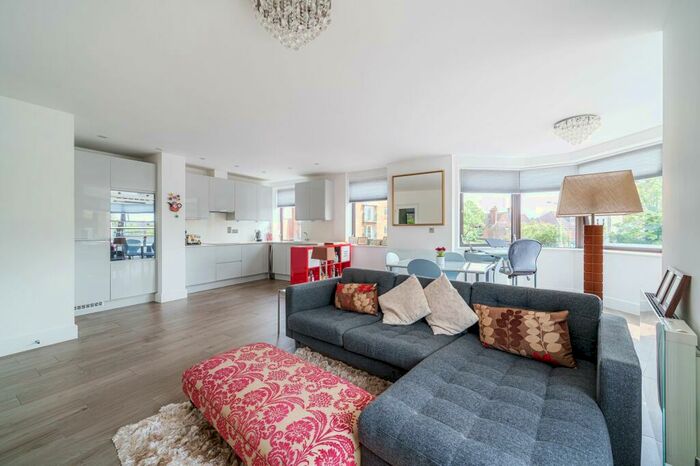 2 Bedroom Apartment For Sale In St. Leonards Road, Windsor, SL4