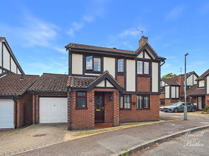4 Bedroom Detached House For Sale In Kestrel Way, Buckingham, Buckinghamshire, MK18