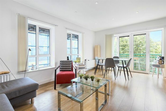 2 Bedroom Flat To Rent In Millennium Square, Shad Thames, London, SE1