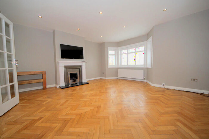 2 Bedroom Flat To Rent In The Green, Winchmore Hill, N21