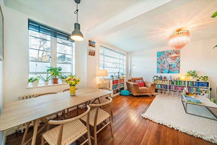 3 Bedroom Maisonette For Sale In Balham High Road, Balham, SW17