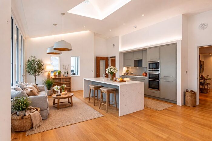 3 Bedroom Flat To Rent In Alfred Street, OX1