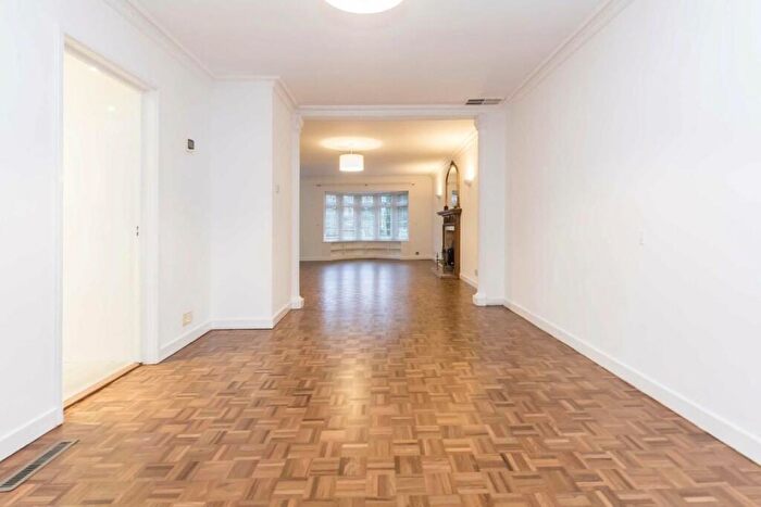 4 Bedroom House To Rent In Cotswold Close, Kingston Upon Thames, KT2