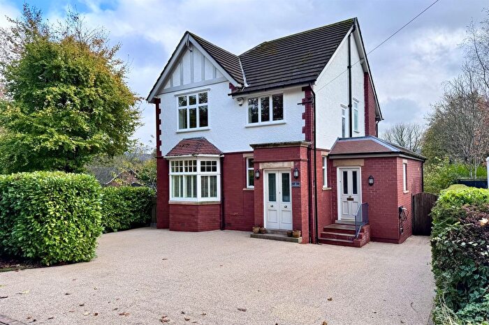 4 Bedroom Detached House For Sale In Dinting Road, Glossop, SK13