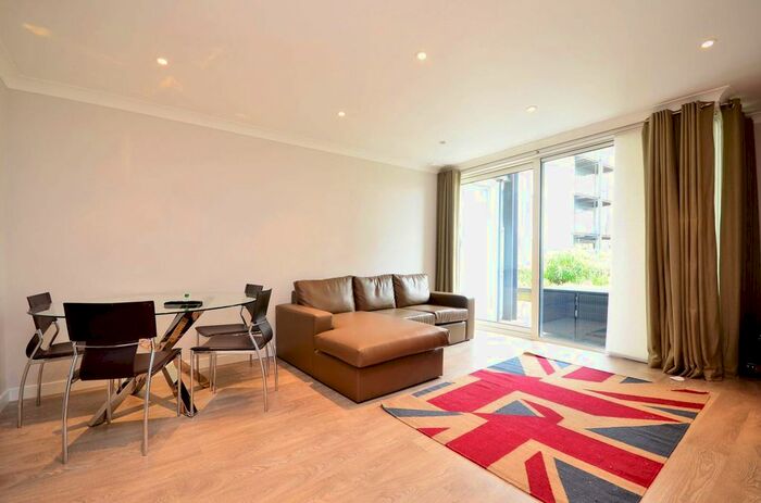 2 Bedroom Flat To Rent In Boardwalk Place, Canary Wharf, London, E14