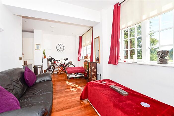 1 Bedroom Flat For Sale In Lesbourne Road, Reigate, Surrey, RH2