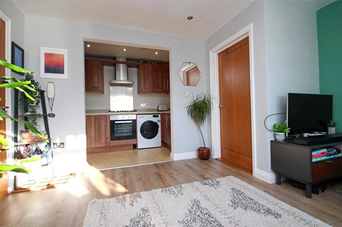 1 Bedroom Apartment For Sale In Station Road, Netley Abbey, Southampton, Hampshire, SO31