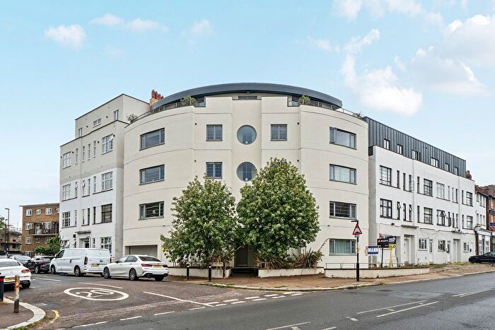 2 Bedroom Flat For Sale In Catford Hill, London, SE6