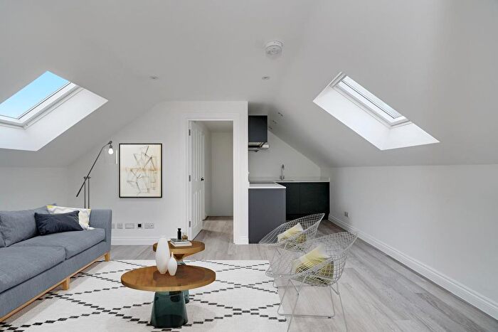 1 Bedroom Flat To Rent In Walton Road, West Molesey, KT8