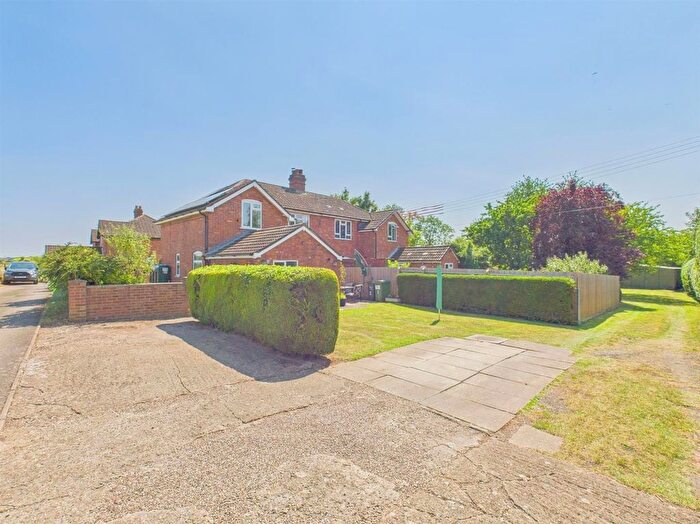 3 Bedroom Semi-Detached House For Sale In Meadow Close, Earls Croome, Worcester, WR8