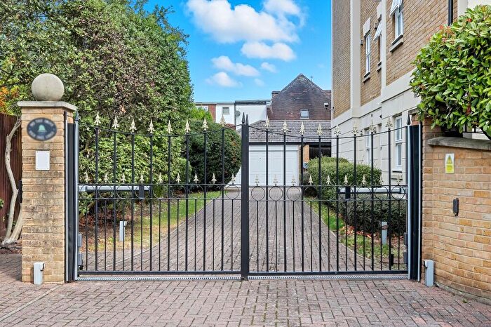 2 Bedroom Apartment For Sale In The Drive, London, E18