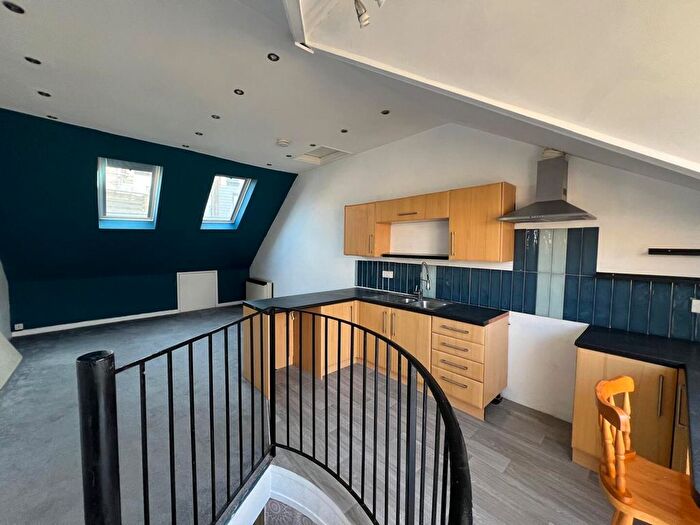 2 Bedroom Flat To Rent In Beach Approach, Brixham, TQ5