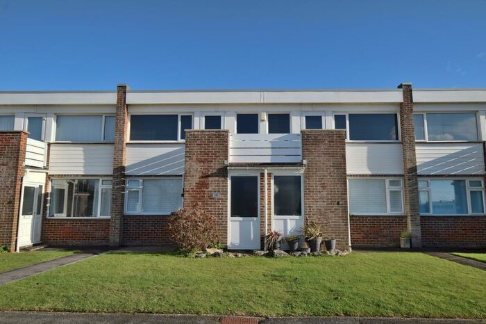 2 Bedroom Flat To Rent In White Horses, Marine Drive, Barton On Sea, Hampshire., BH25