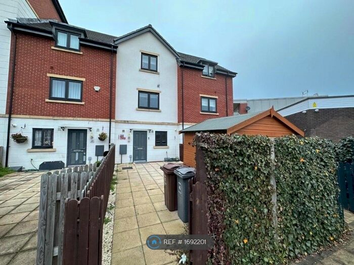 3 Bedroom Semi-Detached House To Rent In Parkgate Mews, Shirley, B90