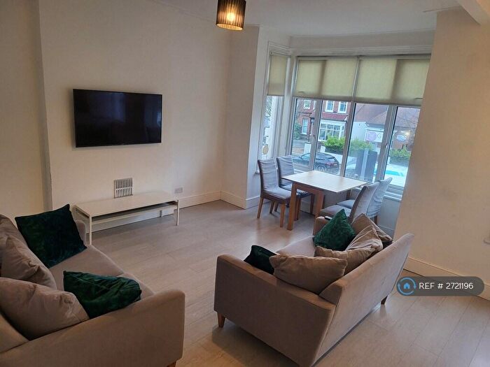 2 Bedroom Flat To Rent In Station Road, London, E4