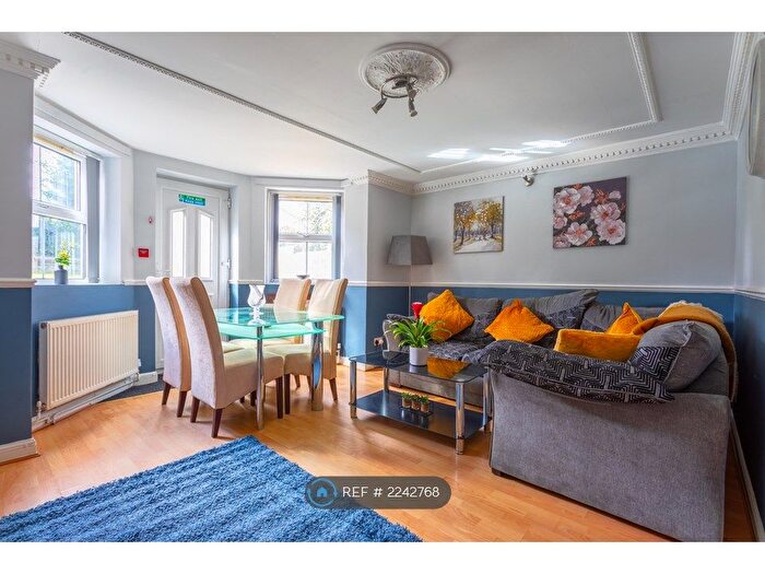 3 Bedroom Flat To Rent In Harrogate Road, Leeds, LS7