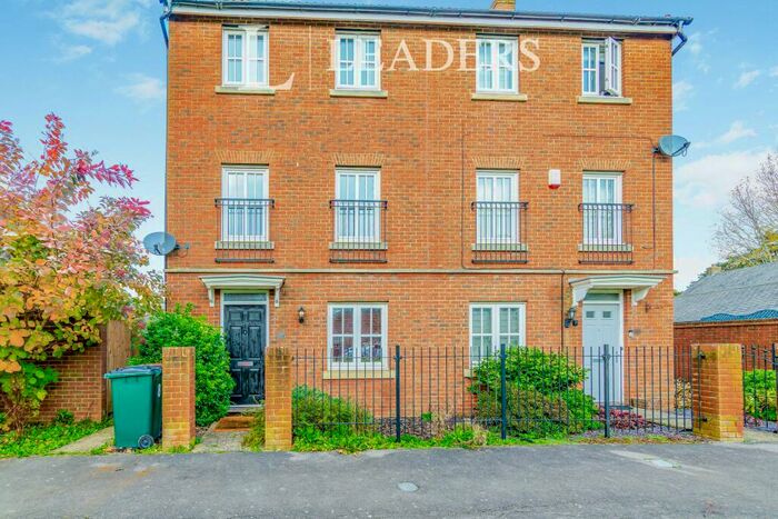 4 Bedroom Semi-Detached House To Rent In Trist Way, Ifield, RH11