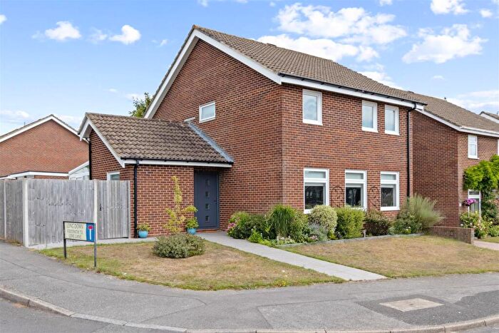 4 Bedroom Link Detached House For Sale In Moggs Mead, Petersfield, GU31